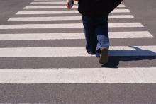 Виц: Кой пресича най-внимателно?