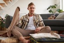 Виц: Тъщата се връща от пазар и заварва зетя да си прибира куфарите