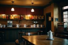 Всяка сутрин ставам в 5:00 и към 6:30 си взимам кафе от малката закусвалня до нас