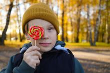 Виц: Детенце, не яж толкова бонбони, защото не е полезно!