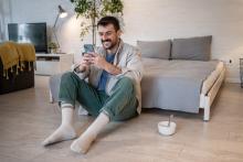 Виц: Тате, мама поръча да ходиш из хола по чорапи