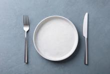 Виц: Келнер, тази чиния е влажна! 