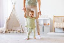 Детето опитва да ходи