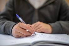 Той видя, че навън вали, и си легна пак: Има ли запетая пред "и"?