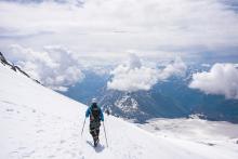 Виц: Алпинист се откъсва от скалата и полита в пропастта