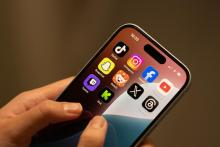 Стотици хиляди младежи са зависими от социалните медии