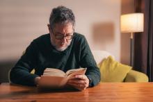 Виц: Как габровец чете книга вечер