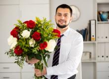 Виц: Кога мъжът носи цветя на жена си без повод?