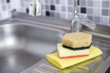 Кухненските гъби за съдове отделят микропласмаси при употреба, но миенето с много вода вреди повече на околната среда