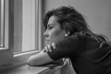 Анатомия на носталгията: 4 неочаквани причини защо мозъкът ни кара да вярваме, че „миналото беше по-хубаво“