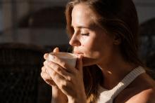 Защо следобедното кафе влияе на съня повече, отколкото мислим